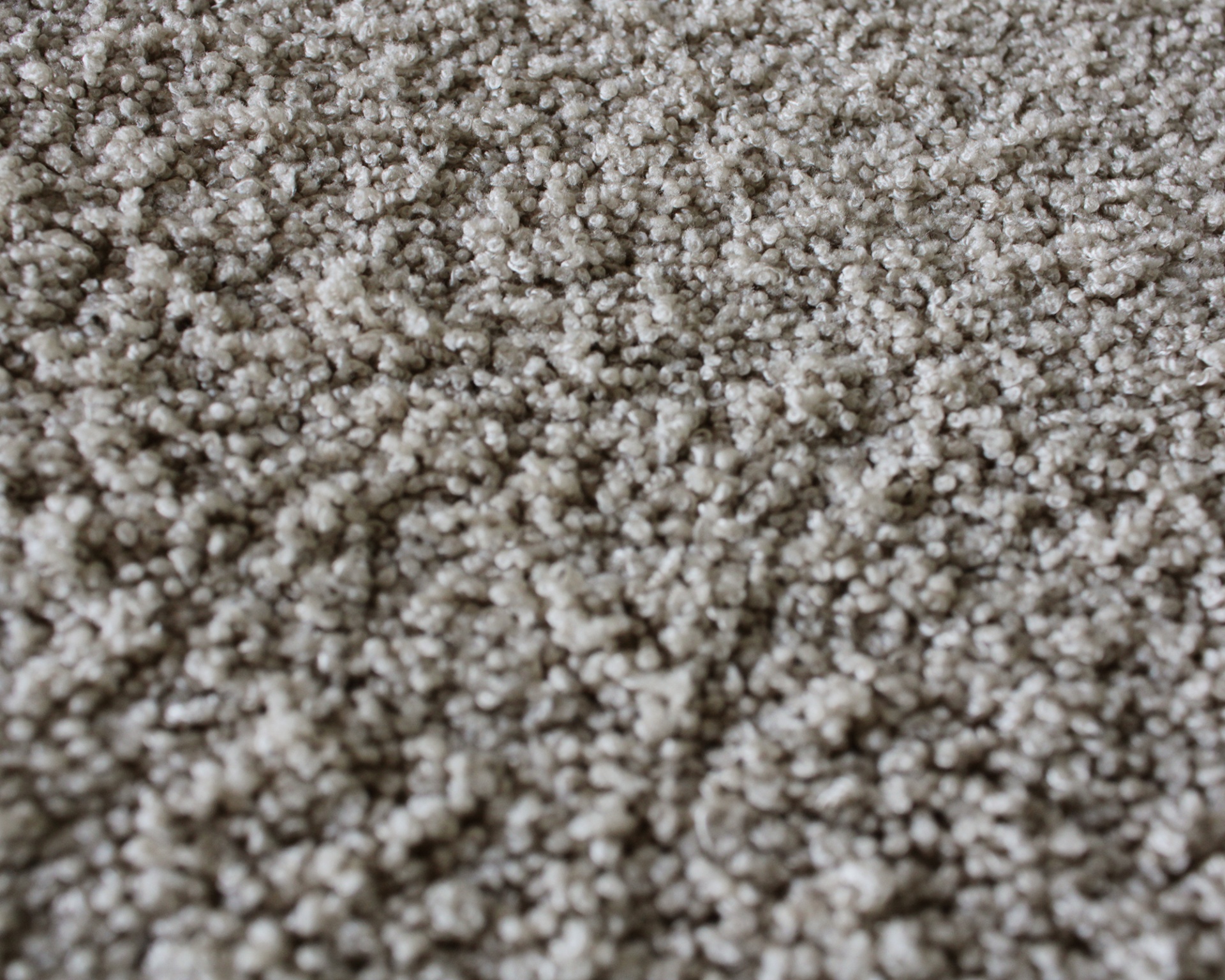 Tapete de pelo curto bege e cinza com textura felpuda