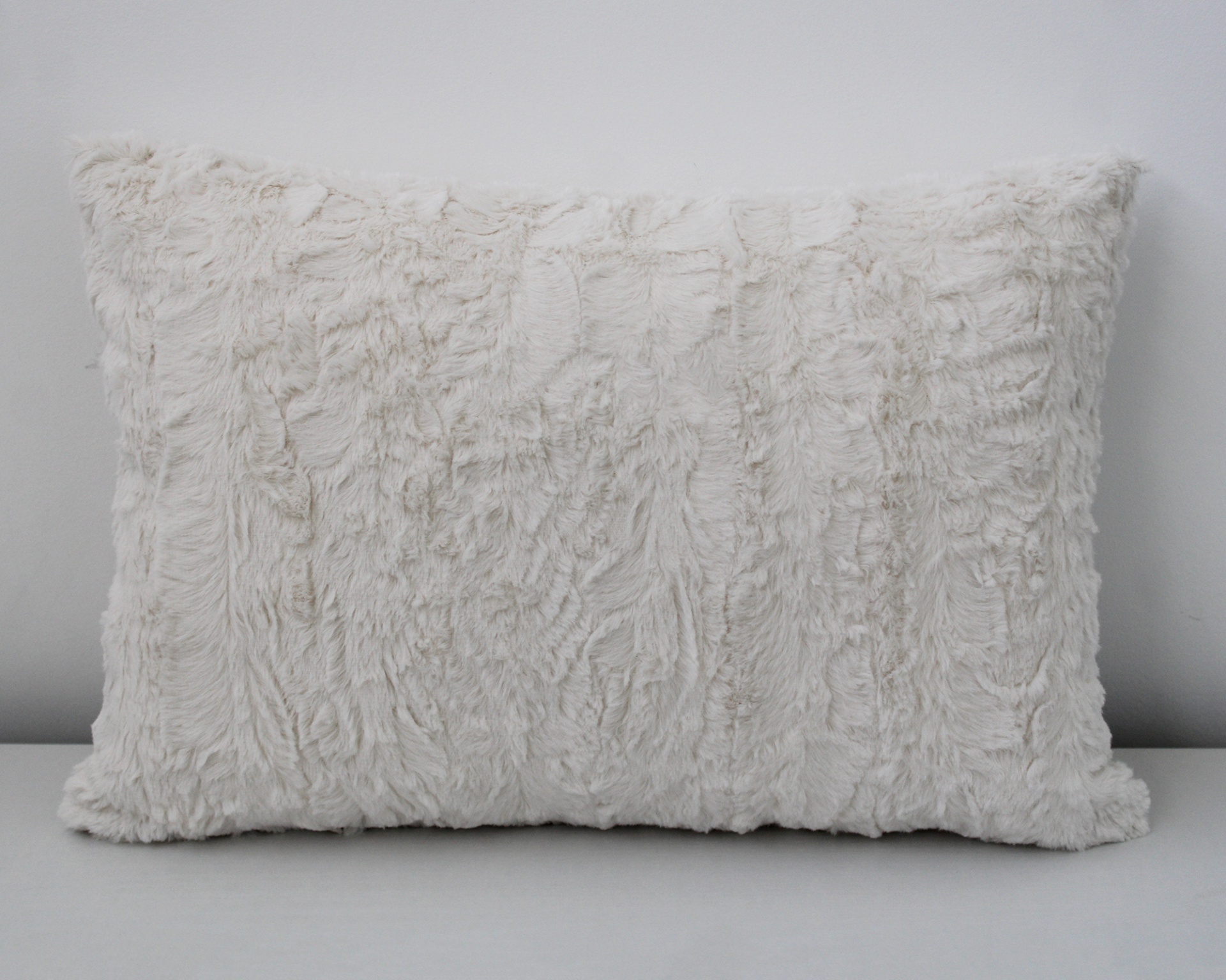Almofada retangular branca felpuda