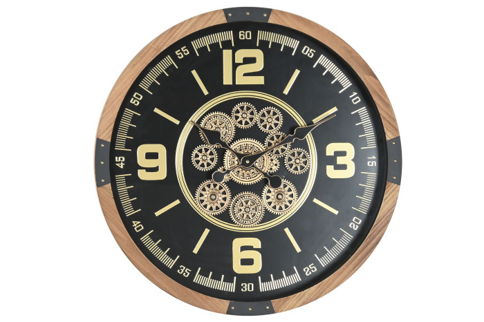 Relógio de parede redondo com moldura de madeira clara e mostrador preto com números amarelos e engrenagens decorativas