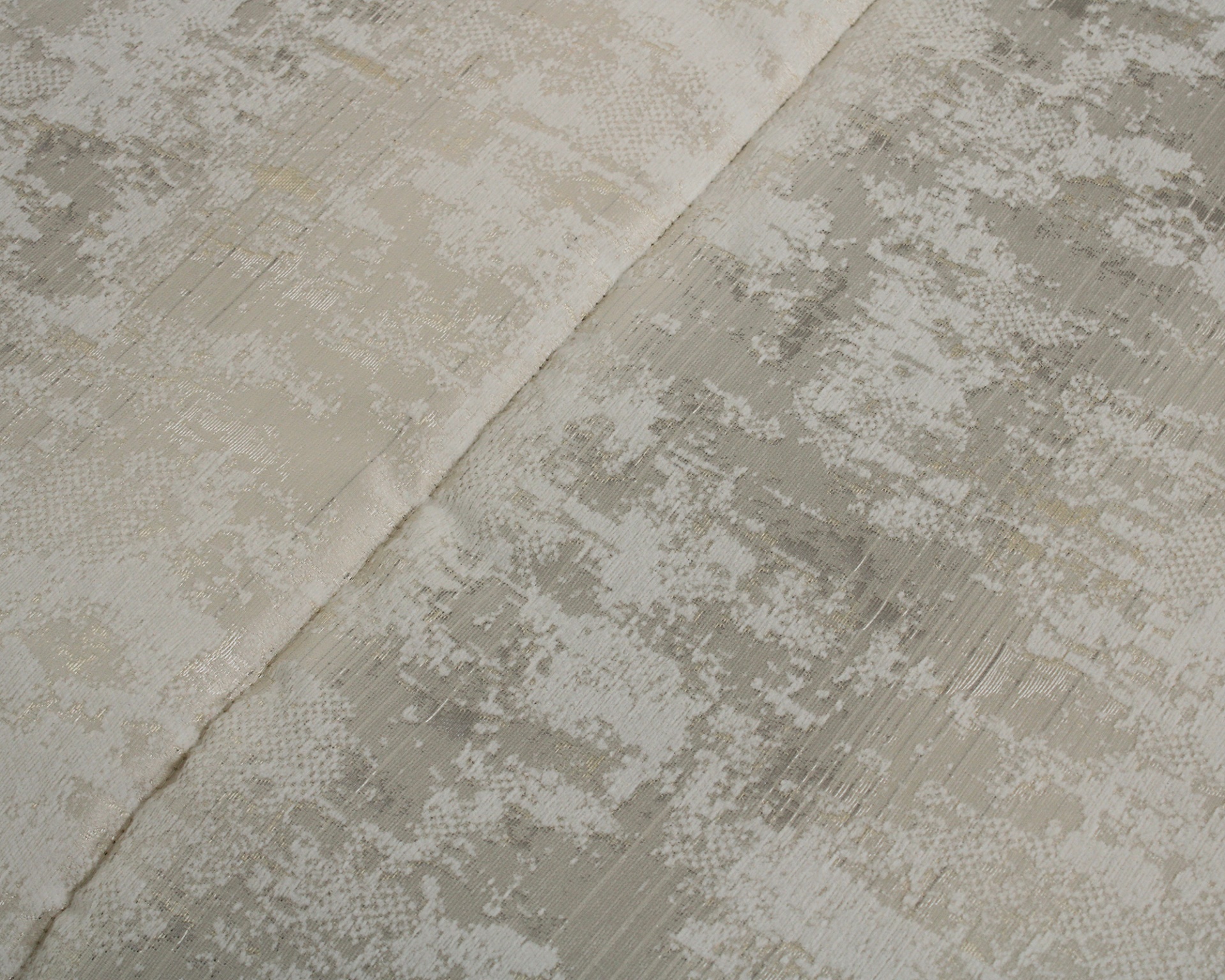 Tecido bege e cinza claro com padrão abstrato e textura brilhante