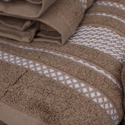 Toalhas castanhas com padrões brancos em tecido felpudo