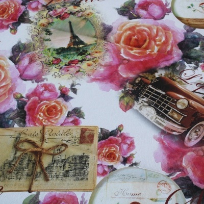 Tecido com padrão de rosas, cartas antigas, carro clássico e Torre Eiffel.