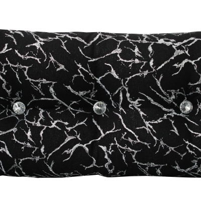 Almofada preta retangular com padrão branco e três botões decorativos