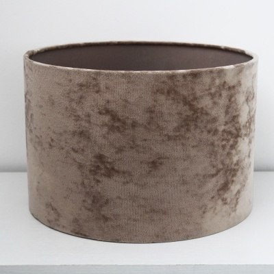 Abajur cilíndrico de tecido aveludado castanho claro