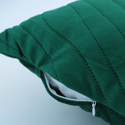 Almofada verde com riscas e fecho de correr branco