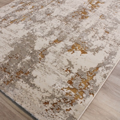 Tapete abstrato bege, cinza e dourado em chão de madeira clara