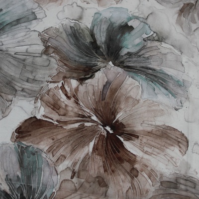 Estampa floral em tons castanho, cinza e azul acinzentado sobre fundo branco