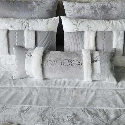 Almofadas decorativas cinza e branco com pelúcia e pedras brilhantes