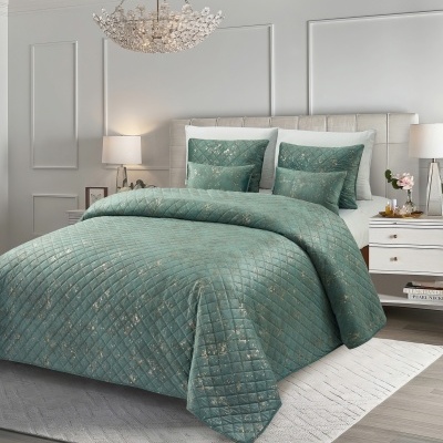 Cama com edredão verde padrão quadriculado e almofadas combinando