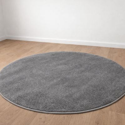 Tapete redondo cinzento sobre chão de madeira clara