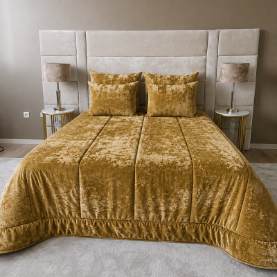 Cama de casal com cabeceira creme e roupa de cama dourada aveludada com padrão floral em quarto moderno