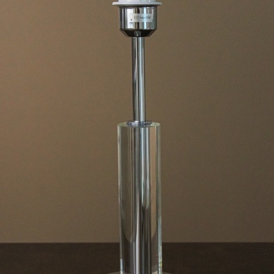 Candeeiro de mesa com base redonda metálica e haste transparente