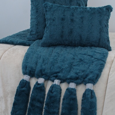 Conjunto de duas almofadas e manta azul escuro felpuda com franjas brilhantes