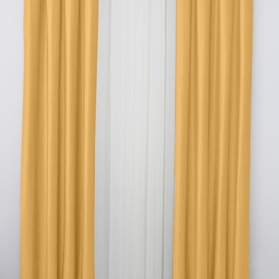 Cortinas amarelas opacas com cortina branca translúcida no meio, penduradas num varão metálico