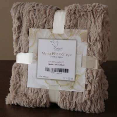 Manta de pelo borgonha bege claro embalada com etiqueta e fita branca