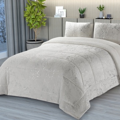 Conjunto de cama bege claro com padrão prateado em quarto moderno