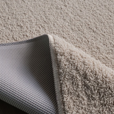 tapete bege claro felpudo com verso antiderrapante cinzento