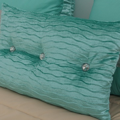 Almofada verde água com padrão ondulado e botões decorativos