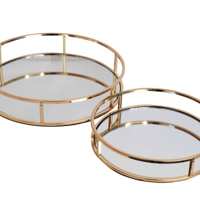 Dois tabuleiros redondos dourados com fundo espelhado