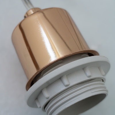 Suporte de lâmpada metálico cor cobre com base plástica branca e fios elétricos