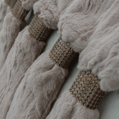 Luvas felpudas bege com punhos decorados com brilhantes dourados