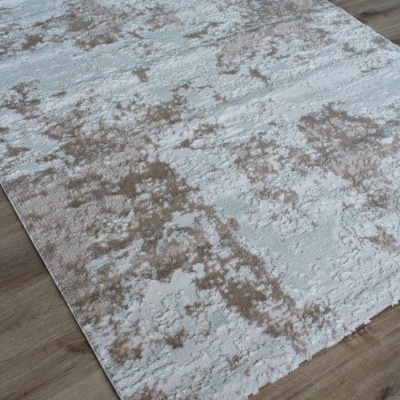 Tapete beige e branco com padrão abstrato sobre chão de madeira