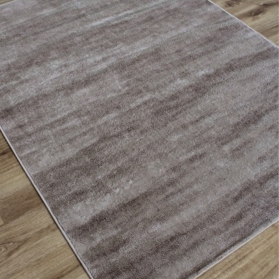 Tapete cinza claro com textura lisa sobre piso de madeira