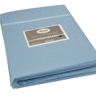 Lençol azul claro para cama embalado em plástico com etiqueta.