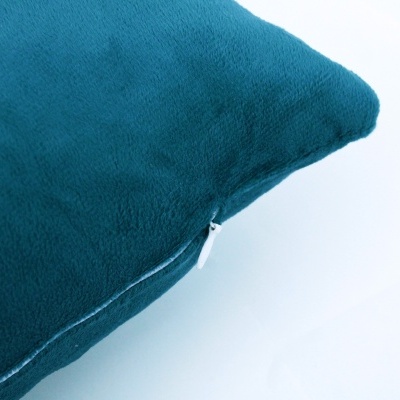 almofada azul turquesa com fecho branco