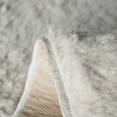 Cobertor felpudo creme claro com costura visível na beira