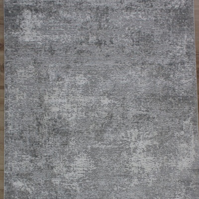 Tapete cinza com padrão abstrato em piso de madeira clara