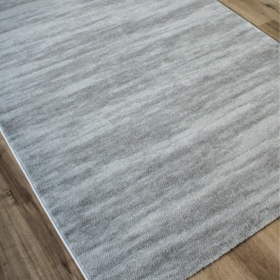 Tapete cinza claro com padrão subtil em chão de madeira