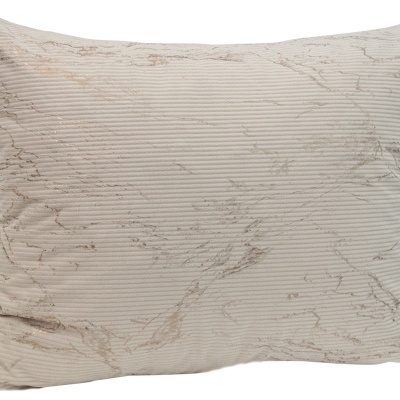Almofada retangular bege com padrão marmoreado e textura riscada.