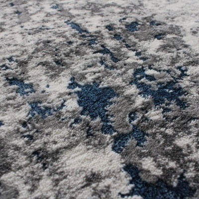 tapete com padrão abstrato cinza azul e branco, textura felpuda