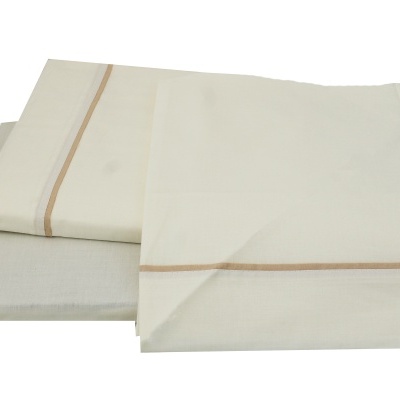 Conjunto de roupa de cama creme com risca castanha clara