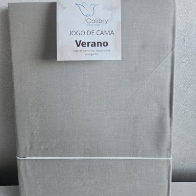 Jogo de cama cinza claro embalado com etiqueta branca da marca Colibry