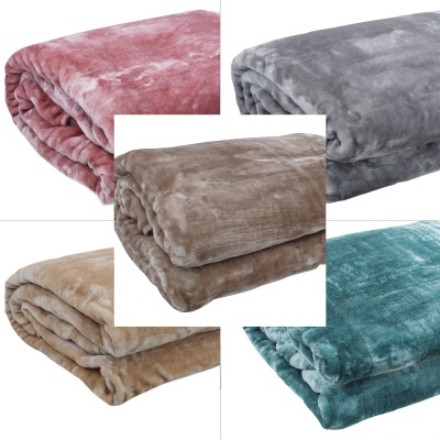 Cinco mantas coloridas dobradas com textura aveludada