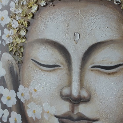 Quadro decorativo de rosto de Buda com flores brancas e textura detalhada