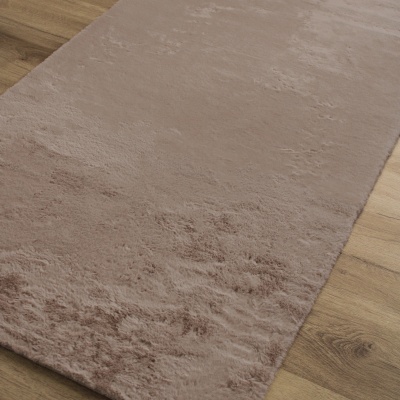 Tapete bege claro de pelo comprido sobre chão de madeira clara