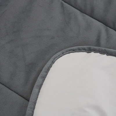 Colchão cinzento com canto branco e borda cinza escura