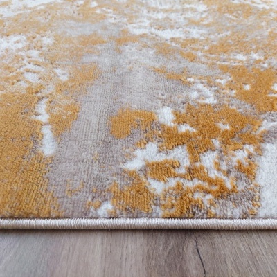 Tapete colorido cinza, branco e amarelo em piso de madeira clara