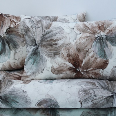 Conjunto de roupa de cama floral com tons castanhos e cinzentos