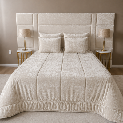 Cama dupla com cabeceira estofada bege com padrão floral, duas mesas laterais douradas com candeeiros e parede castanha.