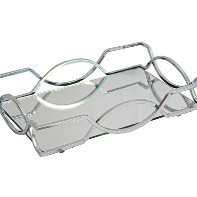 Bandeja metálica prateada com base espelhada e motivos geométricos