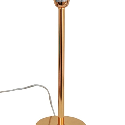 Abajur dourado com base e haste em metal, suporte branco e cabo elétrico.