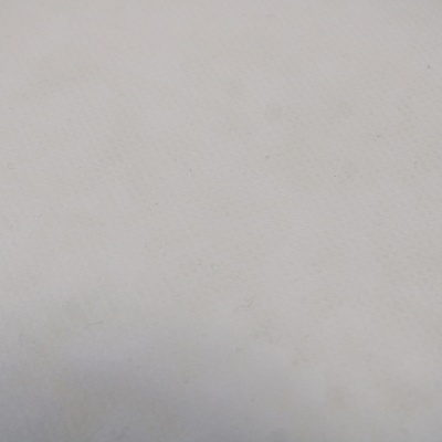 Superfície branca texturizada com pequenas fibras