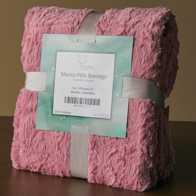 Manta rosa de pelo tipo borrego embalada com etiqueta