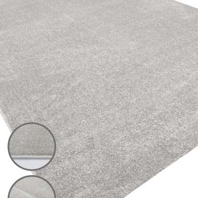 Tapete cinzento claro com textura suave e acabamento arredondado nas extremidades