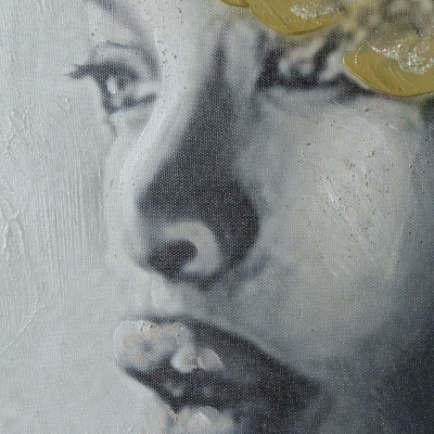 pintura em tela em preto e branco de rosto feminino em perfil esquerdo