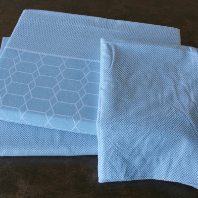 Toalhas azuis claras com padrão hexagonal em superfície escura